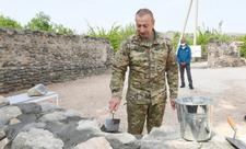 Prezident İlham Əliyev Zəngilan məscidinin divarına daş hörüb