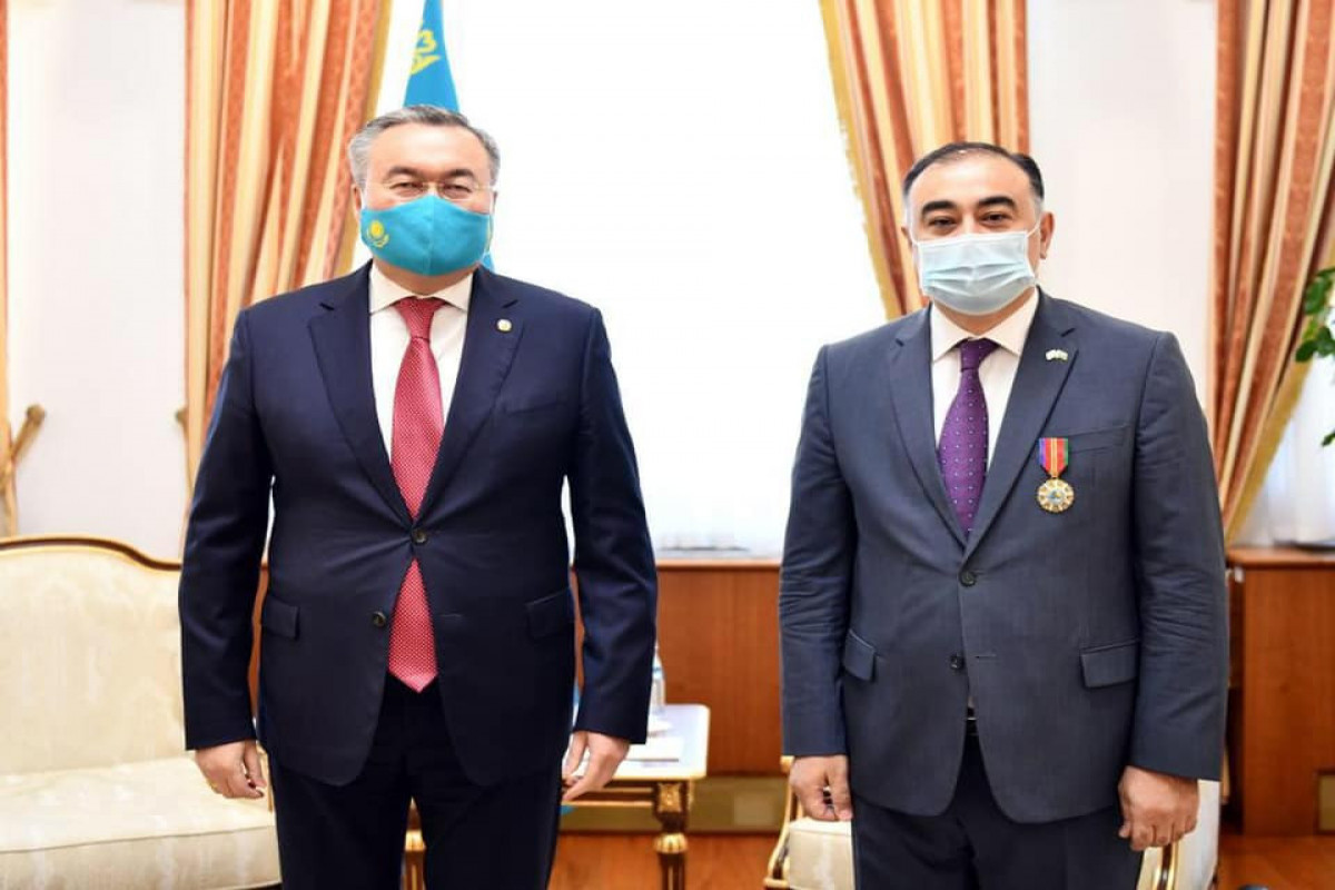 Qazaxıstan Prezidenti Azərbaycan səfirini “Dostluq” ordeni ilə təltif edib