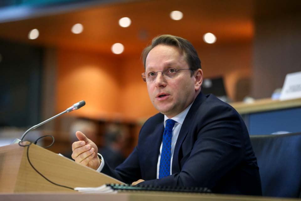 Avropa komissarı Oliver Varheli Azərbaycana səfər edib