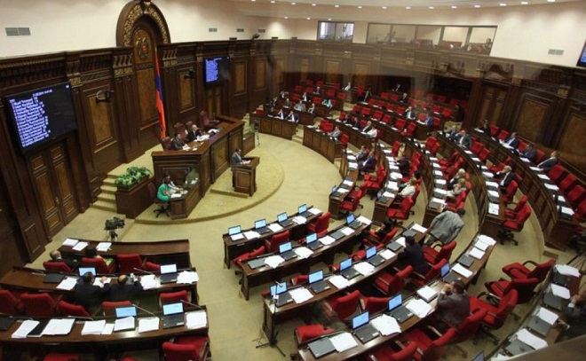 Ermənistan parlamentində jurnalistlər etiraz aksiyası keçirib