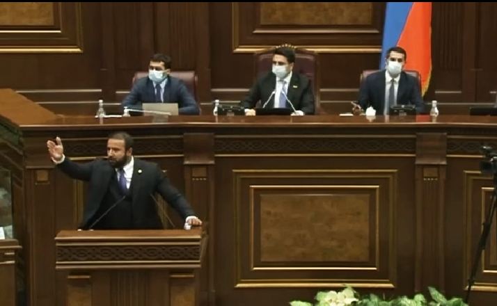 Ermənistan parlamentində növbəti dəfə dava düşüb, iclas yarımçıq dayandırılıb - VİDEO