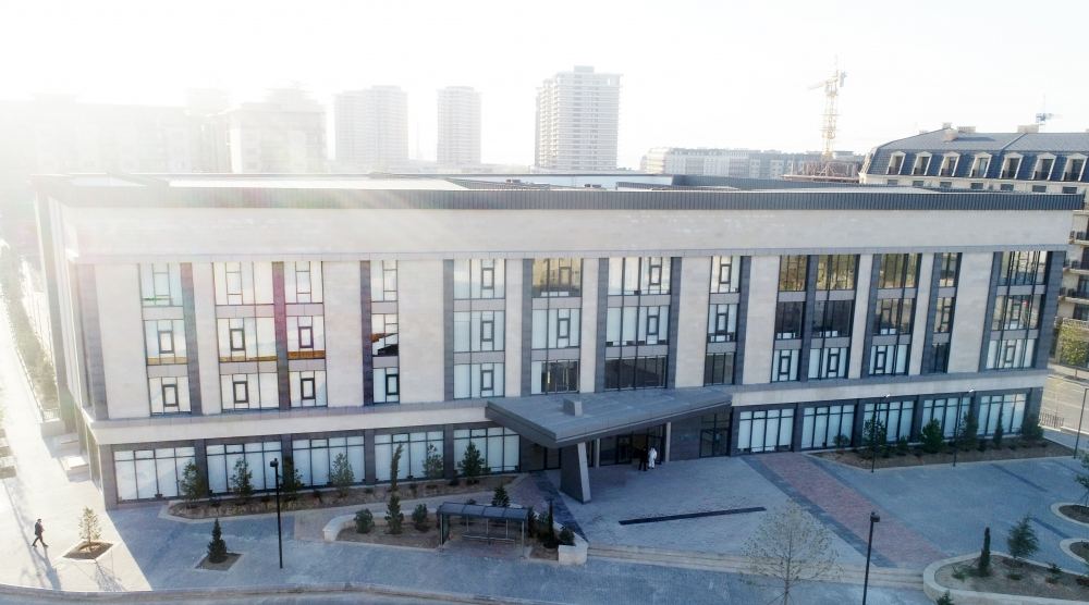 Prezident İlham Əliyev və birinci xanım Mehriban Əliyeva Bakı Avropa Liseyinin yeni binasının açılışında iştirak ediblər - FOTO
