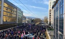 Tbilisi Şəhər Məhkəməsinin qarşısında etirazçılar toplanıb