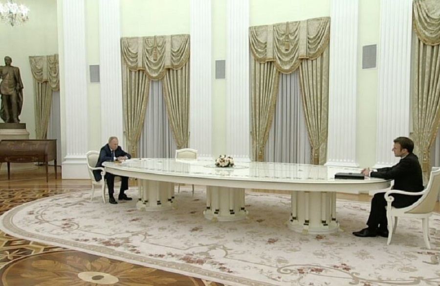 "Reuters" Putinin Makronla uzun masada görüşməsinin səbəbini açıqladı