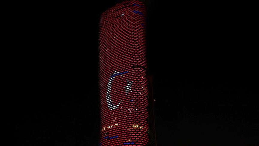 Əbu-Dabinin simvolları Türkiyə bayrağının rənglərinə boyanıb