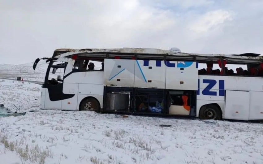 Türkiyədə avtobus aşıb, 40 nəfər yaralanıb