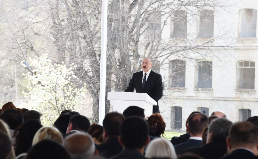 Prezident İlham Əliyev: Ana dili bütün Azərbaycan vətəndaşlarını birləşdirən əsas faktordur