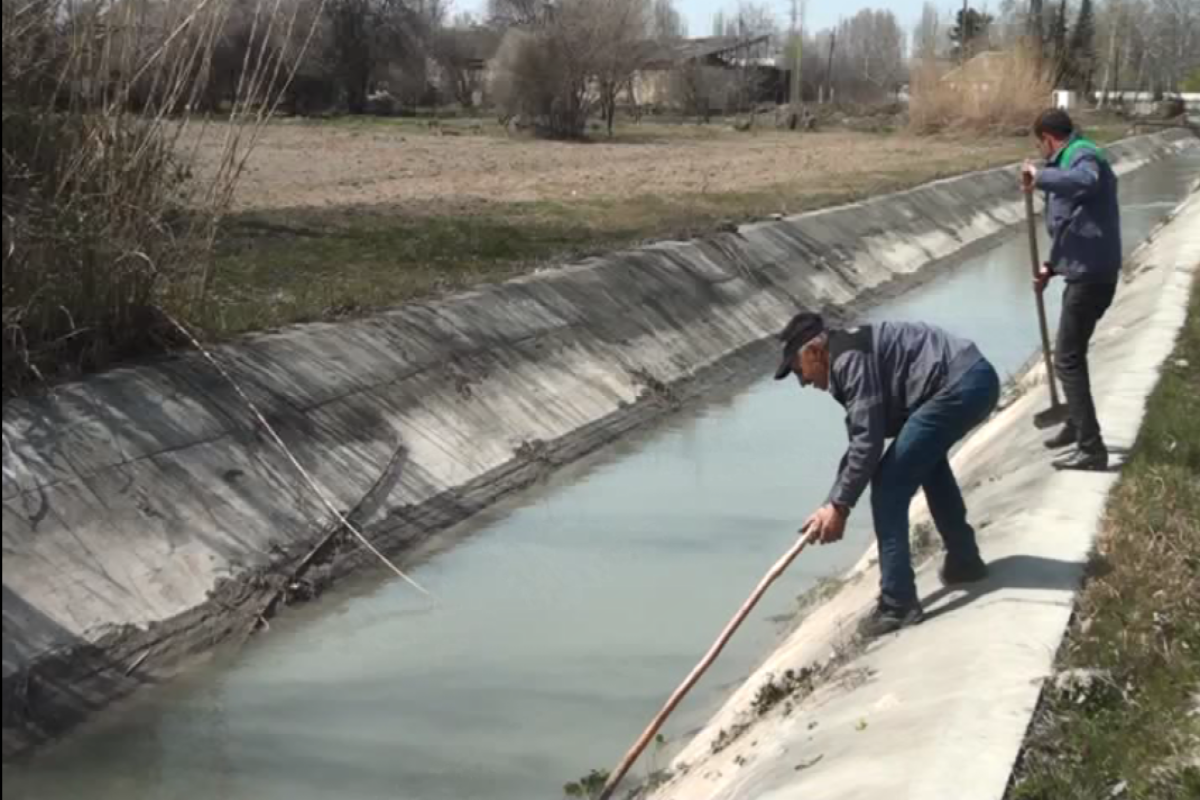 Ucarda su kanalları beton üzlüyə alınıb
