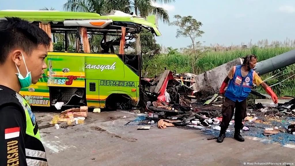 İndoneziyanın avtobus qəzasında azı 15 nəfər həyatını itirib