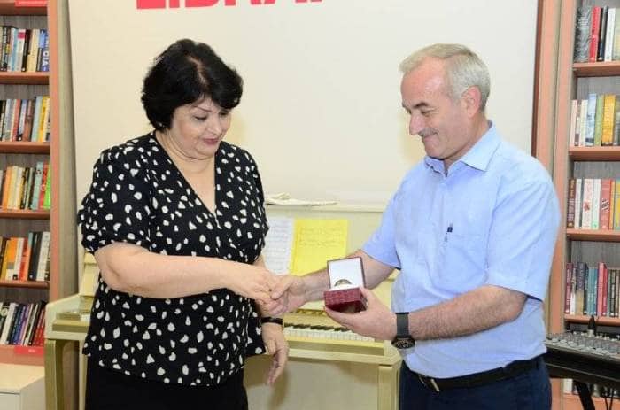 Vaqif Səmədoğlu medalı həyat yoldaşına təqdim edilib