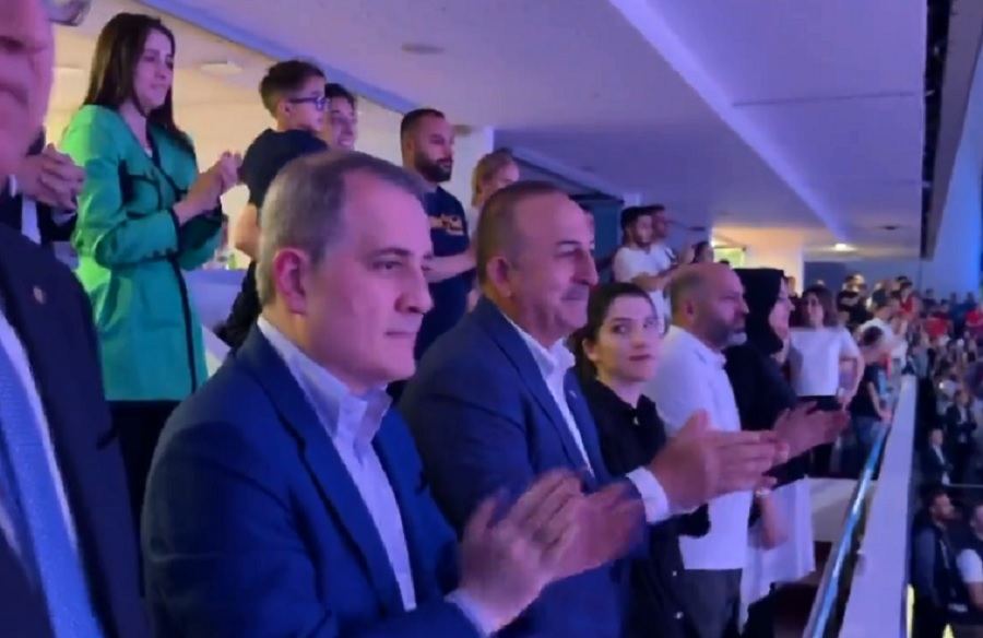 Çavuşoğlu Ceyhun Bayramovla Türkiyənin voleybol yığmasının oyununu izləyib - VİDEO