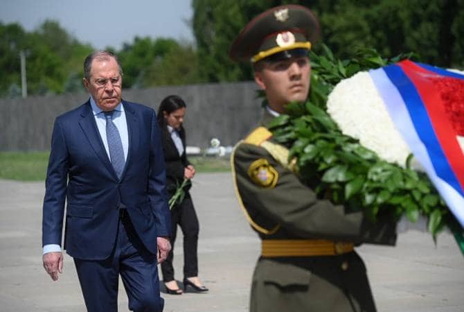 Lavrov qondarma “erməni soyqırımı abidəsi”ni ziyarət edib