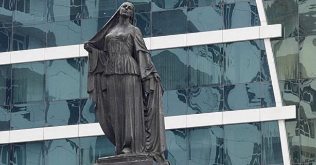 Dövlət Xidməti “Azad qadın” heykəlinin ətrafının hasara alınması ilə bağlı açıqlama yaydı