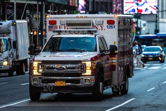 Nyu-Yorkda taksi binaya çırpılıb, 6 nəfər yaralanıb