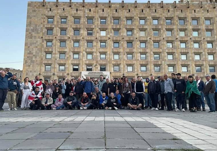 Tbilisidə aksiya davam edir, etirazçılar hökumət binasının qarşısına toplaşıb