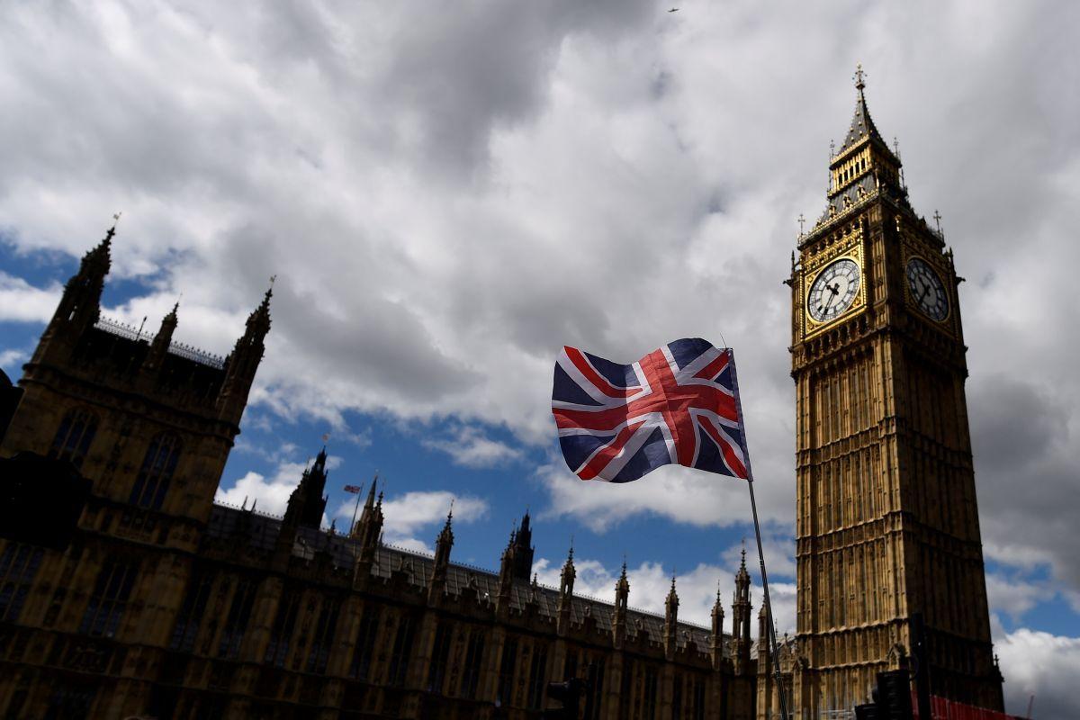 Britaniya Nazirlər Kabinetinin daha bir üzvü istefa verib