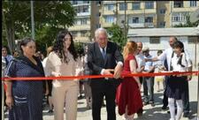 İcra başçısı məktəbli üçün rəsm salonu açıb