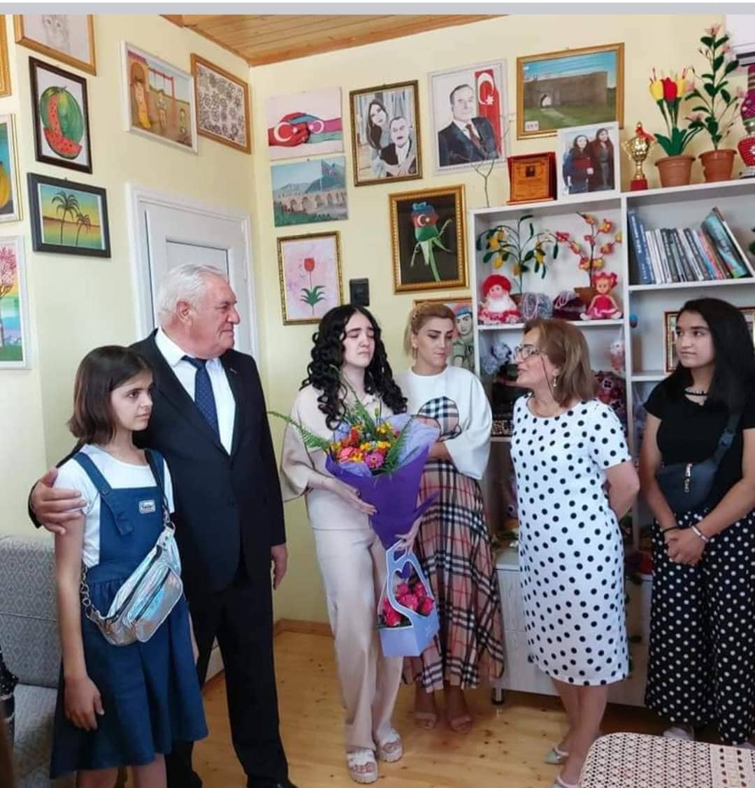 İcra başçısı məktəbli üçün rəsm salonu açıb