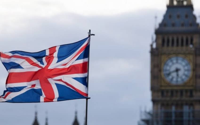 Britaniya hökumətindən 50 məmur istefa verib