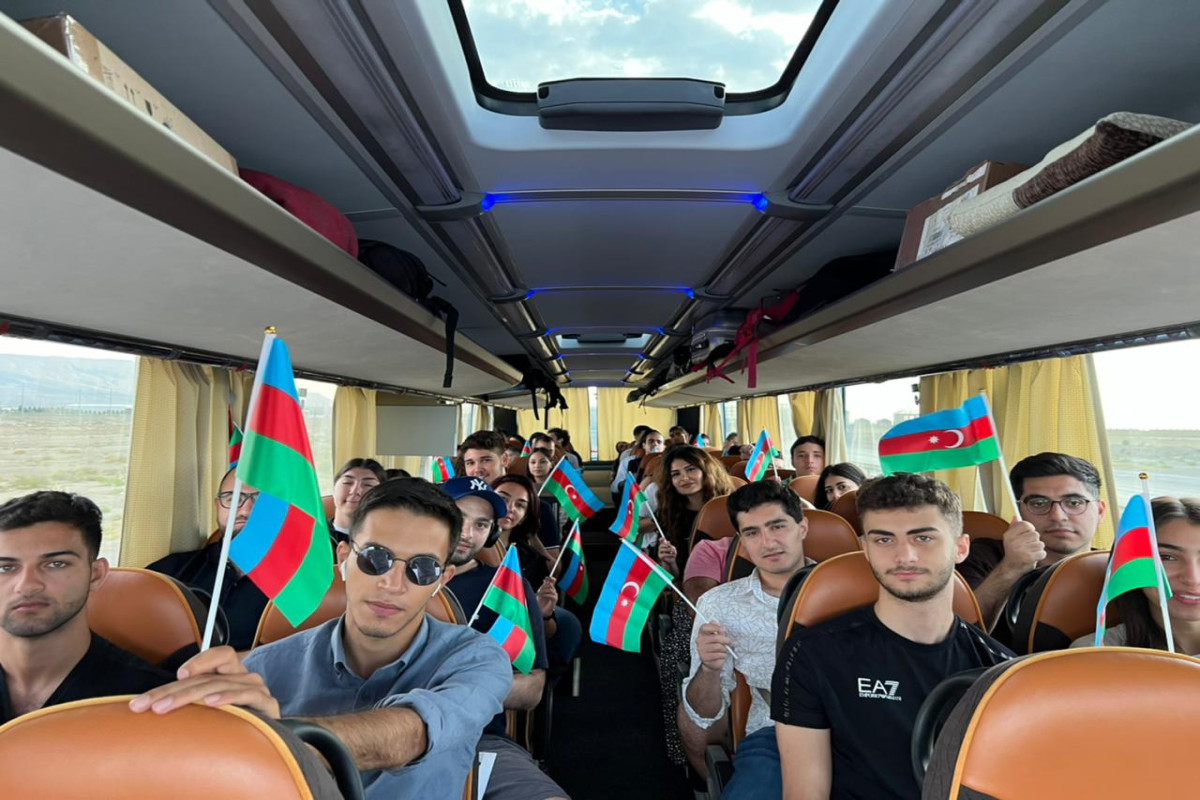 Diaspor Gənclərinin III Yay Düşərgəsinin iştirakçıları Şuşaya yola düşüb  - FOTO