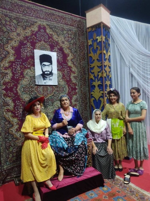 Özbək teatrının “Qayınanası” Bakı tamaşaçıları ilə sağollaşır