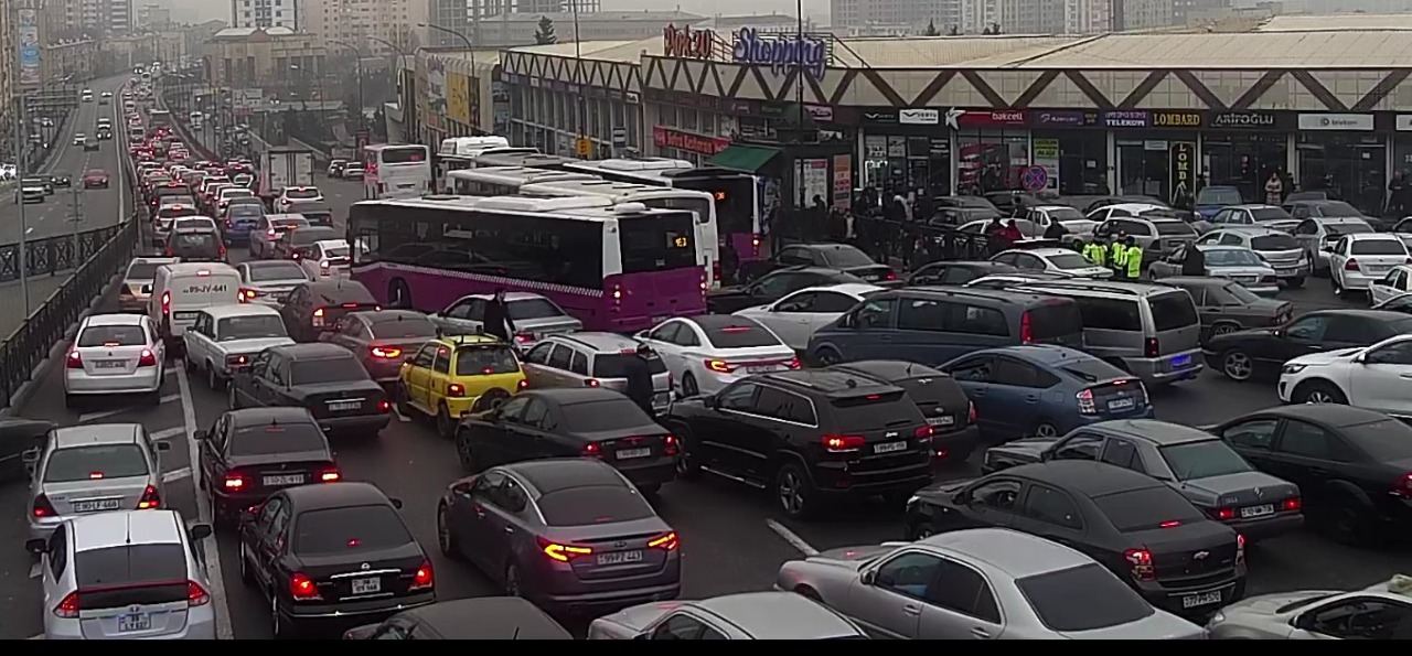 30 marşrut xətti üzrə avtobuslar gecikir