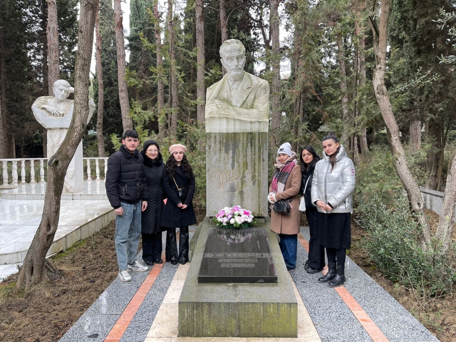 Fəxri xiyabanda Abdulla Şaiqin məzarı ziyarət olunub