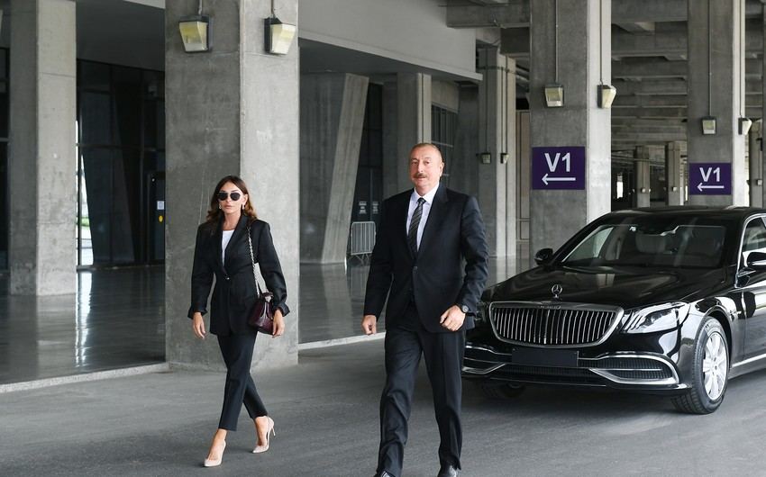 Prezident İlham Əliyev və Birinci xanım Mehriban Əliyeva Suqovuşanda məktəb binasındakı şəraitlə tanış olub, yaşayış məhəlləsinin təməlqoyma mərasimində iştirak ediblər