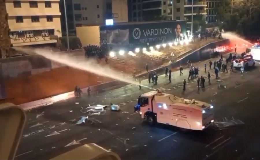 Polislər Tel-Əvivdə su şırnaqlarından istifadə etməklə etiraz aksiyasını dağıdıb - VİDEO