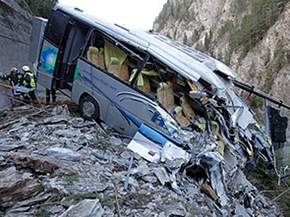 Peruda mikroavtobus uçurumdan aşıb, 10 nəfər ölüb