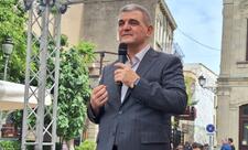 Fazil Mustafa sui-qəsdən sonra ilk dəfə ictimaiyyət qarşısına çıxdı, yeni kitabını təqdim etdi - FOTO