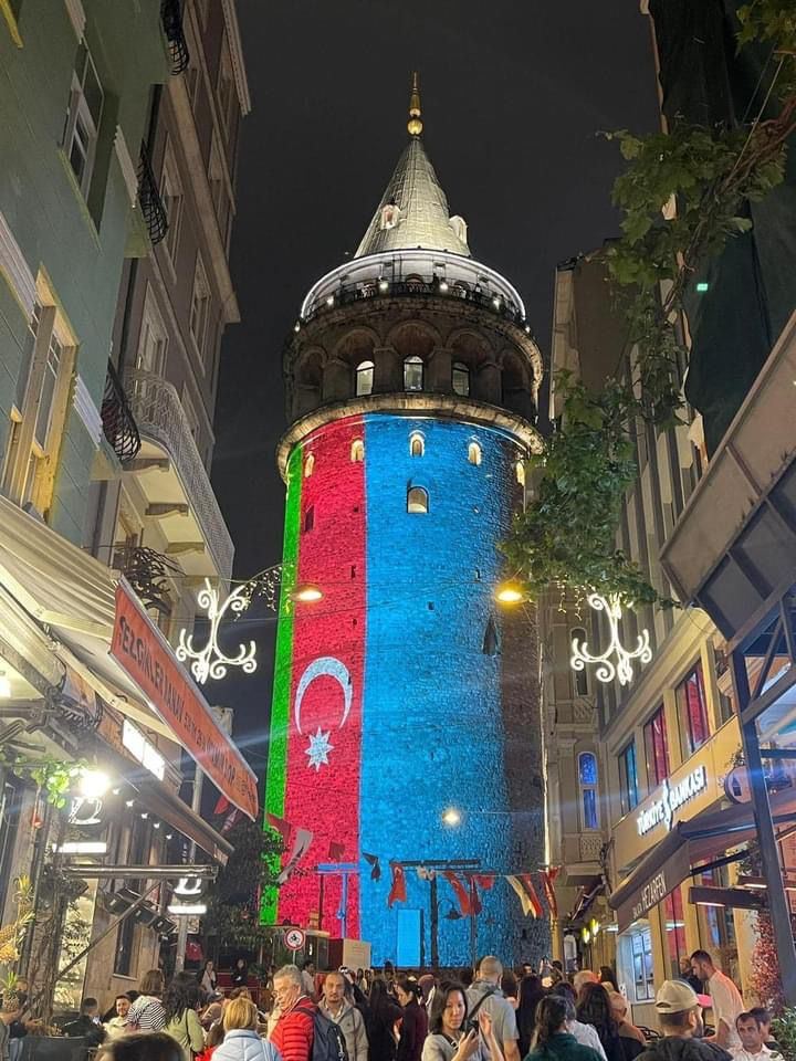 İstanbulda Qalata qülləsi Azərbaycan bayrağının rəngləri ilə işıqlandırılıb
