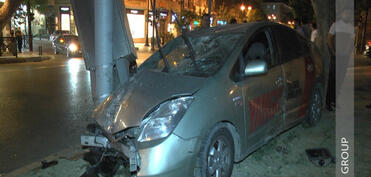 Bakıda “Toyota” işıqfora sonra isə başqa avtomobilə çırpılıb