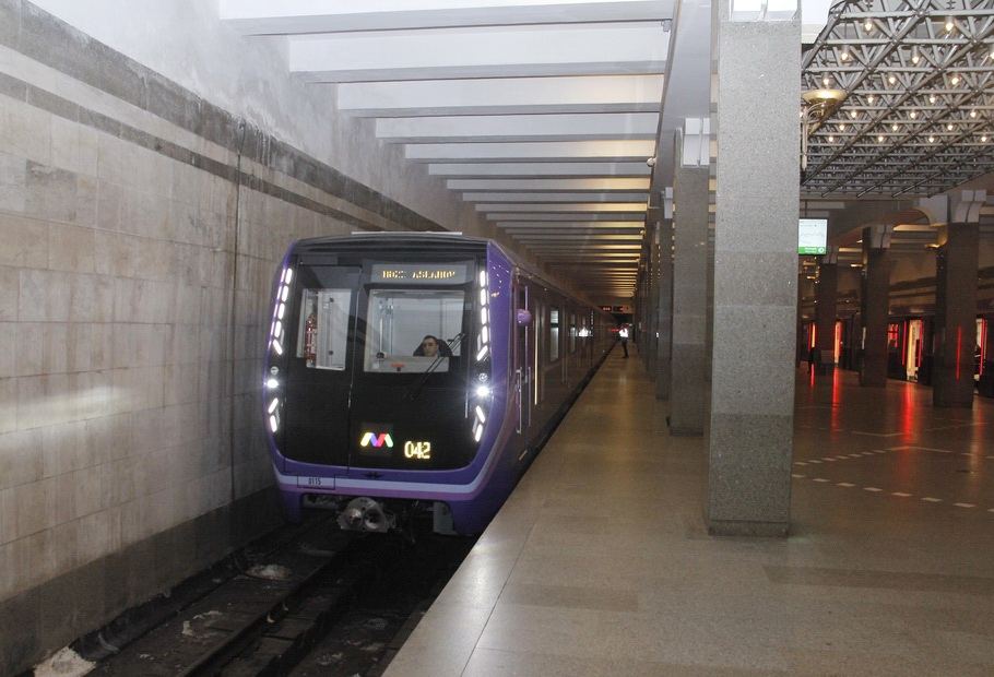 Bakı metrosunun iki xəttində qatarların hərəkətində yubanma yaranıb