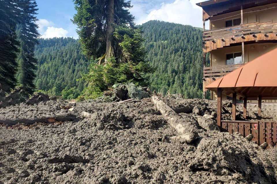 Gürcüstanda torpaq sürüşməsi zamanı ölənlərin sayı 19-a çatıb