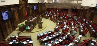 Ermənistanda parlament binasının qarşısında etiraz aksiyası keçirilir