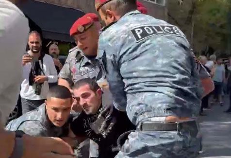 İrəvanda polis Köçəryanın oğlunu döydü - VİDEO