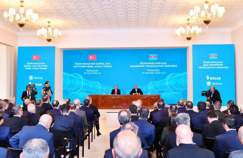 Prezident İlham Əliyev: Qars-Naxçıvan dəmir yolunun inşasına dair niyyət protokolunun imzalanması tarixi hadisədir