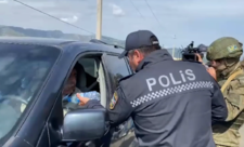 Azərbaycan polisi tıxacda qalan erməniəsilli sakinlərə su paylayıb