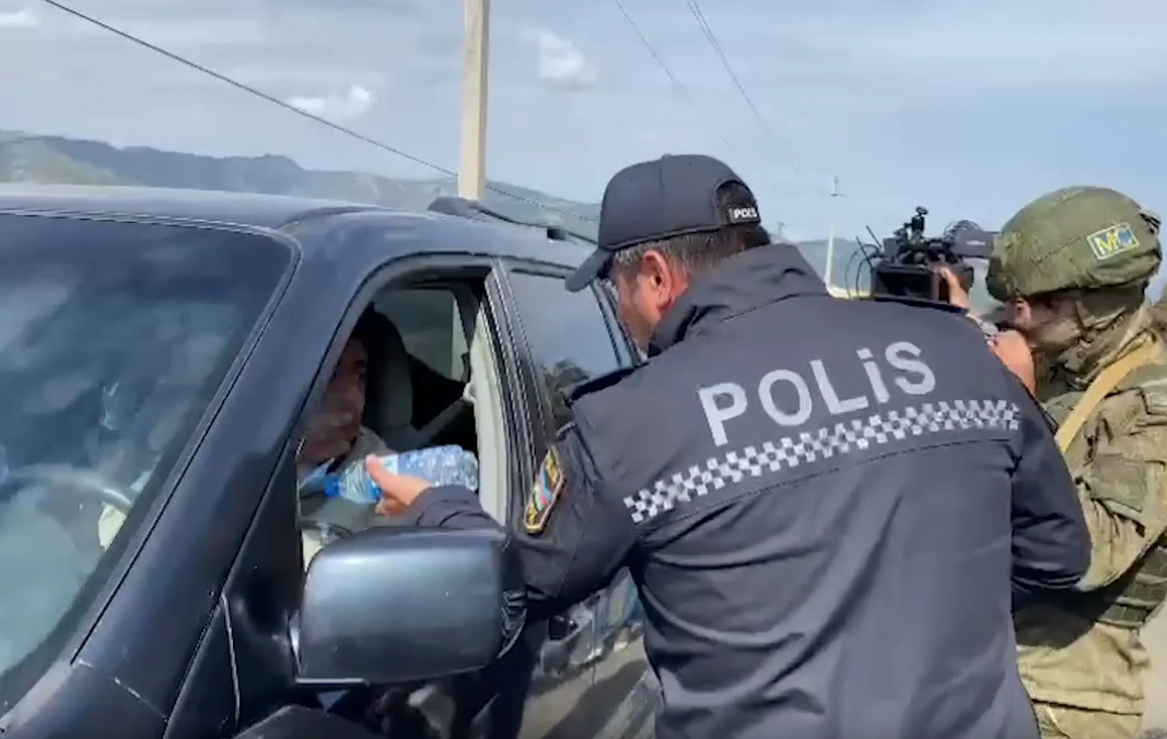 Azərbaycan polisi tıxacda qalan erməniəsilli sakinlərə su paylayıb