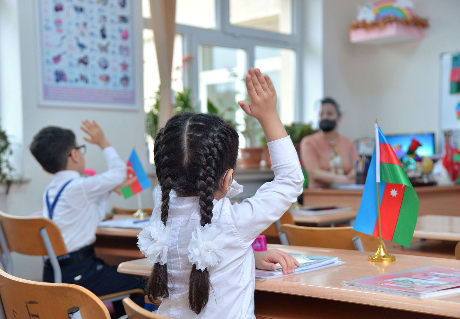 Tədrisin digər dillərdə aparıldığı bölmələrdə şagirdlər dövlət dilini yaxşı bilmirlər - Nazirlik rəsmisi