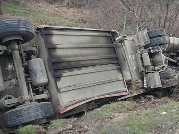 Yük maşını dərəyə aşdı - Ölənlər var