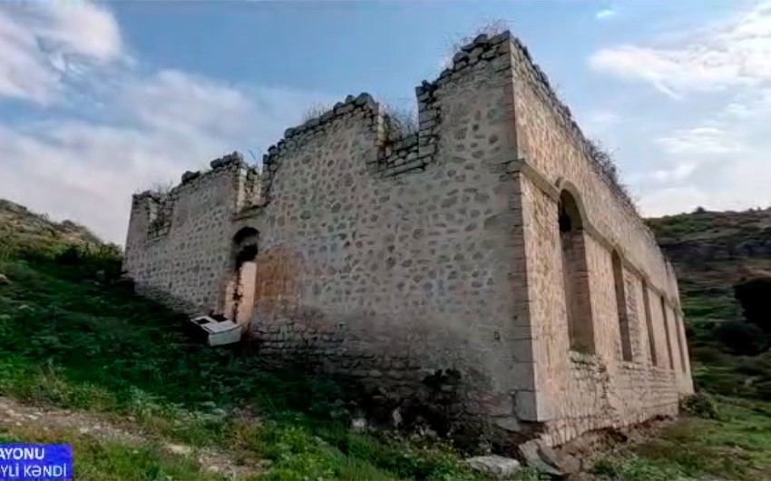Ermənilərin Şuşanın Malıbəyli kəndindəki qədim məscidi təhqir etdikləri üzə çıxıb - VİDEO