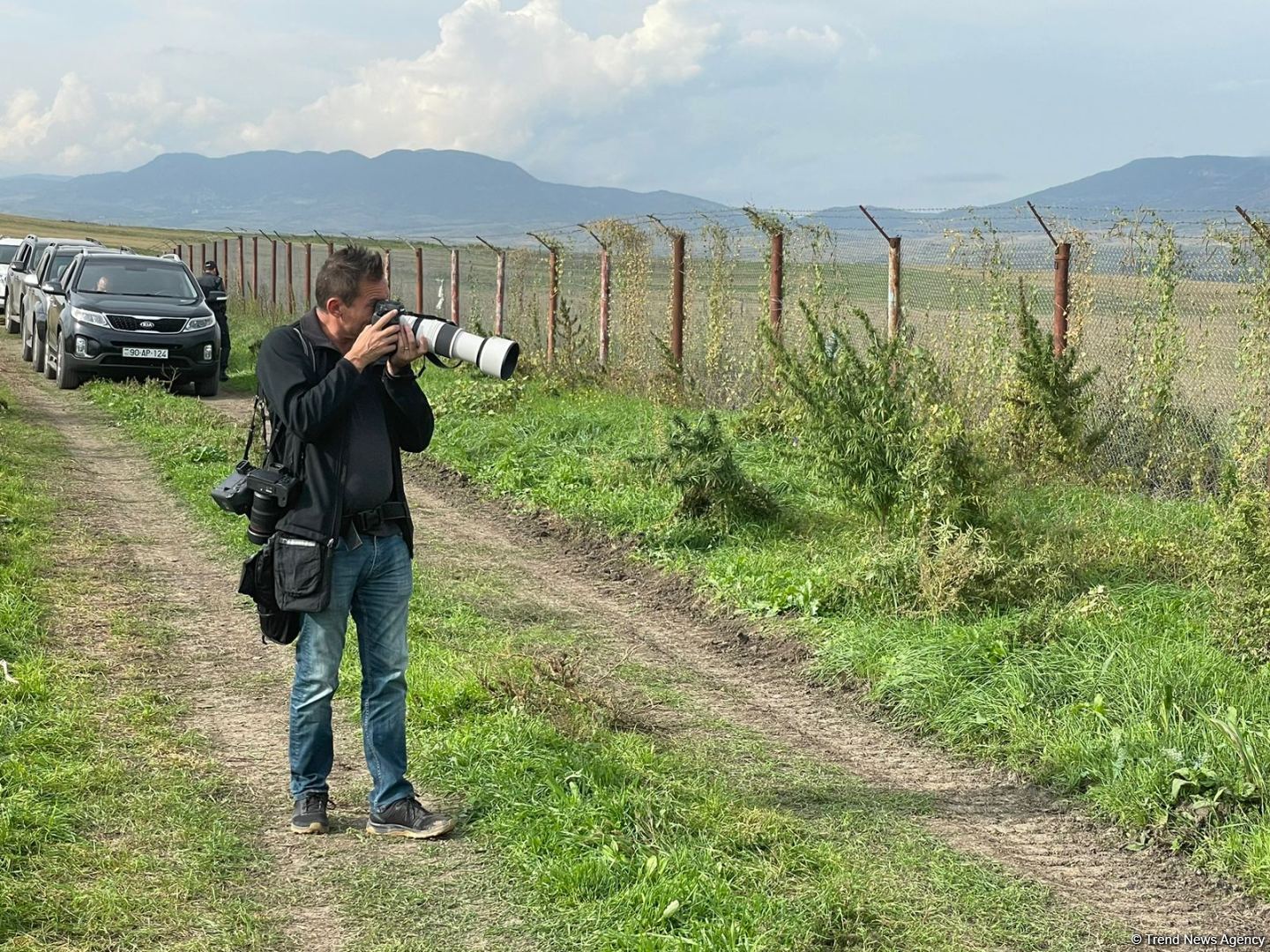 Xarici media nümayəndələri Xocalıda narkotik plantasiyasının aşkarlandığı əraziyə gəlib - FOTO