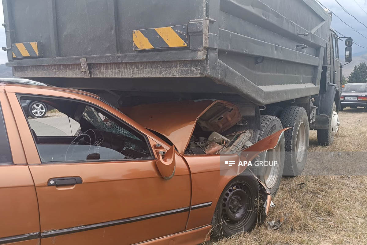 Tovuzda BMW "KamAZ"a çırpılıb, xəsarət alan var