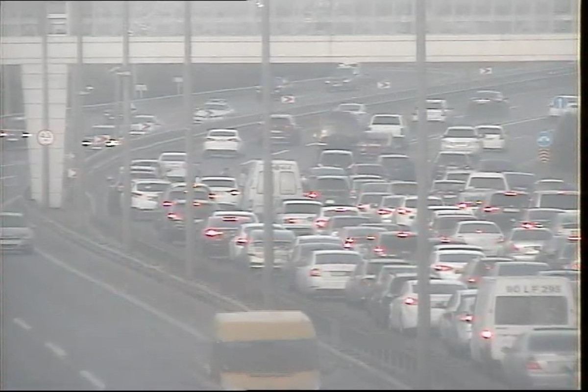 Aeroport şosesində qəza oldu, tıxac yarandı