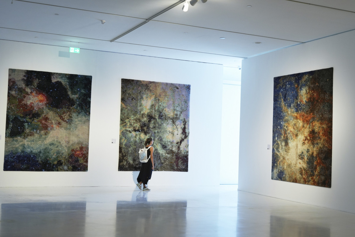 Beynəlxalq Astronavtika Konqresi çərçivəsində məşhur xalça dizayneri Yan Katın sərgisi açılıb