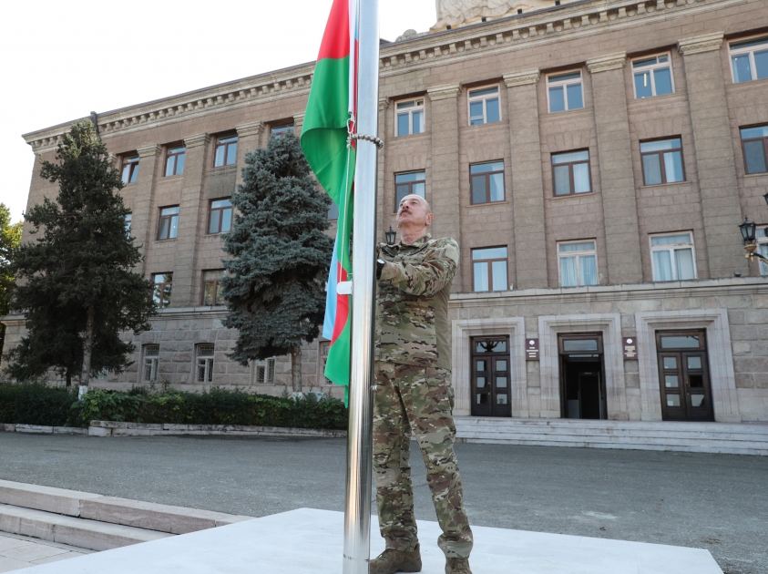 Prezident İlham Əliyev Xankəndi şəhərində Azərbaycan Respublikasının Dövlət Bayrağını ucaldıb və çıxış edib (FOTO) (YENİLƏNİB) (VİDEOYAYIM)