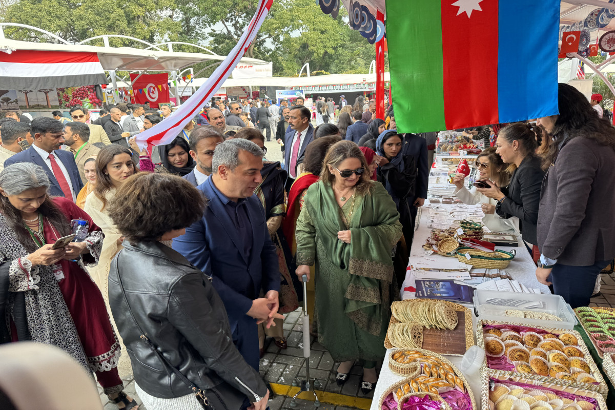 Pakistanın birinci xanımı və XİN rəhbəri Azərbaycan stendini ziyarət edib