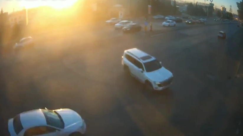 Bakıda ağır qəza - İşıqfor dirəyi sıradan çıxdı - VİDEO